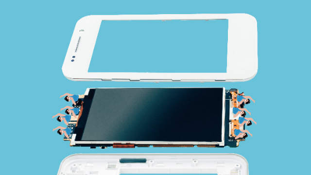 スマートフォンの電極間を接続して電気を流す